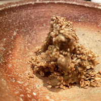 御成門はる - 叩きごぼうの胡麻合え。胡麻を炒る香りで、はるさんのお店に来た～と感じます。