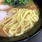 横浜らーめん寿三家 - 酒井製麺の中太麺。