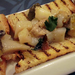 オステリアベーネ - 「根室産ツブとホタテのガーリックバターソテーブルスケッタ」1100円