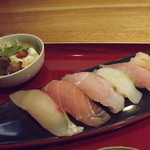 五膳屋 - 「にぎり寿司Ａ」の　にぎり寿司とサラダ