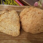 ベーカリー燈 - 白ごま＆さつまいものスコーン、クリームスコーン(プレーン)