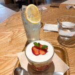 Waka Fe Yusoshi - グラスに詰めた季節のショートケーキ（880円）、瀬戸内レモンのレモネード