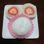 鳴海餅 - 別の日の苺大福(白あん)2個518円✨苺は小さくて、横に入っていたり逆さに入っていたりですが、おいしーい餅米！大福はもっちもちの弾力です♪