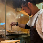 根津 焼鳥 照隅 - バキバキに寝かし脱水した腿に真剣な店主