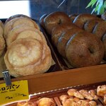 ベーカリー燈 - ベーグルが窓際の棚に置いてあるの珍しいな