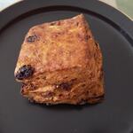 ベーカリー燈 - クランベリーとピスタチオの酵母スコーン