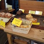 ベーカリー燈 - 円盤みたいなパンがあるぞ