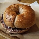 ベーカリー燈 - 粒あんとクリームチーズのベーグルサンド