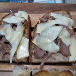 ベーカリー燈 - カンパーニュをスライスして、家にあった砂肝とチーズを載せました