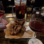 Yonchome Cafe - 【2022年10月】自家製サングリア（ピッチャー）＠2,000円、ハーブチキンフリット＠750円。