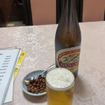 弘園 - 瓶ビール・キリン、つき出しのやみつきピーナッツ