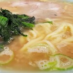 横浜らーめん 本牧家 - ラーメン並固め多め(近景)