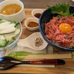 珈琲松井商店 - コンビーフ丼　サラダ付けた