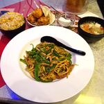 四川厨房 随苑 - 青椒肉絲焼きそばセット750円（ランチは、鶏唐揚げ４個、炒飯ほか食べ放題）