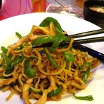 四川厨房 随苑 - 青椒肉絲焼きそばセット750円（ランチは、鶏唐揚げ４個、炒飯ほか食べ放題）