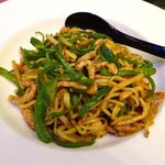 四川厨房 随苑 - 青椒肉絲焼きそばセット750円（ランチは、鶏唐揚げ４個、炒飯ほか食べ放題）