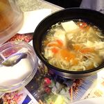 四川厨房 随苑 - 青椒肉絲焼きそばセット750円（ランチは、鶏唐揚げ４個、炒飯ほか食べ放題）