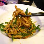 四川厨房 随苑 - 青椒肉絲焼きそばセット750円（ランチは、鶏唐揚げ４個、炒飯ほか食べ放題）