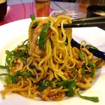 四川厨房 随苑 - 青椒肉絲焼きそばセット750円（ランチは、鶏唐揚げ４個、炒飯ほか食べ放題）