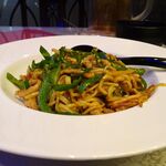 四川厨房 随苑 - 青椒肉絲焼きそばセット750円（ランチは、鶏唐揚げ４個、炒飯ほか食べ放題）