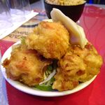 四川厨房 随苑 - 青椒肉絲焼きそばセット750円（ランチは、鶏唐揚げ４個、炒飯ほか食べ放題）