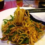 四川厨房 随苑 - 青椒肉絲焼きそばセット750円（ランチは、鶏唐揚げ４個、炒飯ほか食べ放題）