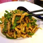 四川厨房 随苑 - 青椒肉絲焼きそばセット750円（ランチは、鶏唐揚げ４個、炒飯ほか食べ放題）