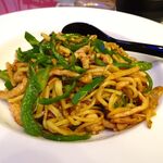 四川厨房 随苑 - 青椒肉絲焼きそばセット750円（ランチは、鶏唐揚げ４個、炒飯ほか食べ放題）