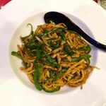 四川厨房 随苑 - 青椒肉絲焼きそばセット750円（ランチは、鶏唐揚げ４個、炒飯ほか食べ放題）