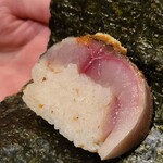 郷土料理 嗣味 - ⑥鯖(長崎県対馬列島産)棒寿司の海苔(福岡県柳川産)巻き
            海苔(福岡県柳川産)が主役の鯖棒寿司、確かに海苔は良いですね
            鯖は浅めの〆で引き立て役にしているそう