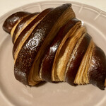 ハマブレッド - クロワッサンショコラ　チョコがしっかり端から端まで入ってます　フランボワーズほどの衝撃はなかったけど美味しい