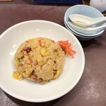 浜っ子ラーメンセンター本部 - 五目チャーハン 取皿2つ