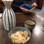 田舎三昧 とんぼ - ねえさんの手とスマホが写り込む(*^^*)