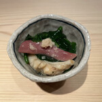 Onarimon Haru - ほっき貝 ほうれん草のお浸し治部煮→コリコリ。前は豪華なホッキ貝だったのになぁ。