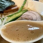 Rokutsuki - 豚白湯スープ　うめ〜！完飲です。
