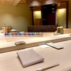 Sushi Tatsunari - 一枚檜カウンターは清潔感に溢れています。天井も桜の二重透し彫りがされた総檜造。江東区の職人にオーダーしたカラフルな江戸切子がお出迎え。