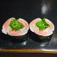 鮨 あらい - イワシにサラダ春菊、ブロッコリー、スプラウト、大葉、煎りゴマ、を一緒に巻いて。