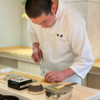 鮨德 - ガリを切る店主の弟さん