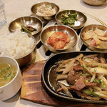 李さんの台所 - USミスジ定食+５種惣菜　900円(税込)