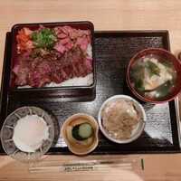 しゃにむに 心斎橋本店 - 伝説の黒船MJ重御膳（肉重・汁物・小鉢・お漬物）
                    税込¥1800