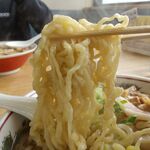 喜多方ラーメン 天高盛 - 縮れの強い曽我製麺の中太麺