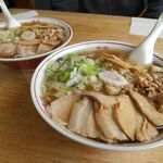 喜多方ラーメン 天高盛 - 手前が大盛　向こう側が普通盛　チャーシュー麺レベルです