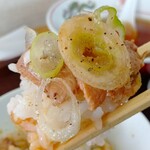 喜多方ラーメン 天高盛 - チャーシューとネギとブラックペッパーとかえしのみ