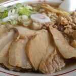 喜多方ラーメン 天高盛 - ラーメン大盛刻み　右側が刻まれたチャーシュー