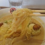 Menya Furutori - 中細縮れ麺は柔らか目で食べやすい