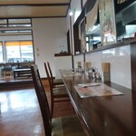 Menya Furutori - 内装は広く、カウンター、テーブル、小上がり座敷まである。