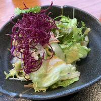 銀座 蟹みつ - 普通の葉っぱのサラダだが上に乗ってる紫キャベツみたいなのがパリパリで食感よかった