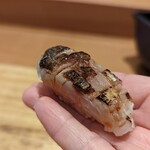 天ぷら たけうち - カマス昆布〆炙り握り