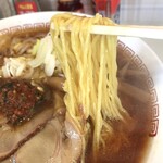 たむろ - 醤油ラーメン（中）　麺アップ