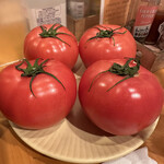 キッチン Oh!Way - ■卓上には謎の生のトマトが…。